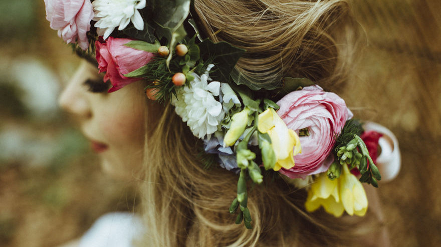 flowers styling in brides hairs